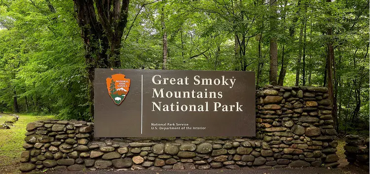 Smoky Mountains National Park entrance (Shutterstock Photo)